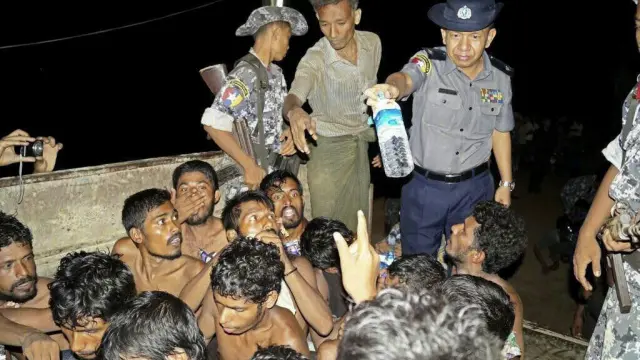 Inmigrantes en una embarcación en Rakhine