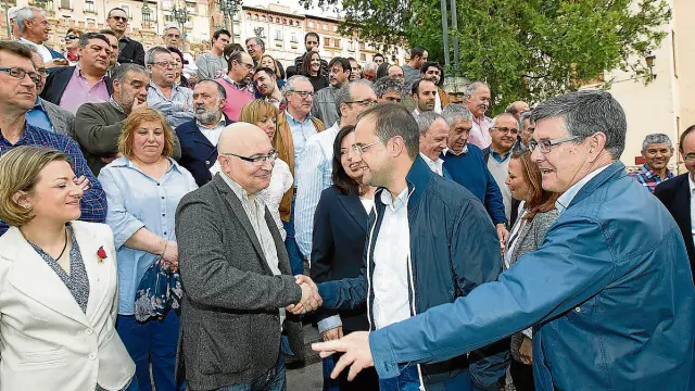 César Luena saluda a los candidatos socialistas turolenses ante Vicente Guillén.