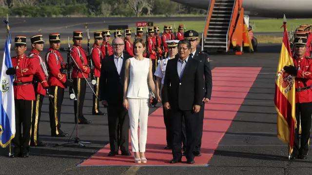 La reina Letizia a su llegada al aeropuerto internacional Monseñor Romero de la capital salvadoreña