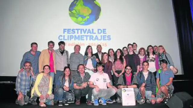El equipo en pleno, en el escenario de los cines Callao de Madrid, junto al director de cine Santiago Zannou, tras recibir el premio y finalizada ya la gala.