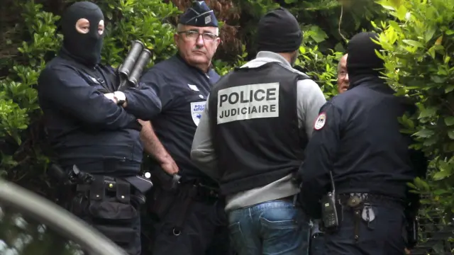 La Policía francesa en las inmediaciones del domicilio intervenido.