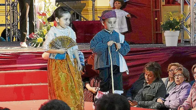 Dos niños, en el desfile de indumentaria infantil celebrado ayer en Fraga.