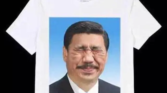 Camiseta estampada con la obra del artista detenido.