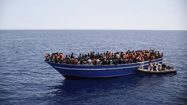 Fotografía facilitada por la ONG Médicos sin Fronteras (MSF) de las labores de rescate llevada a cabo por el buque de la ONG MY Phoenix de una barca llena de inmigrantes en el mar Mediterráneo
