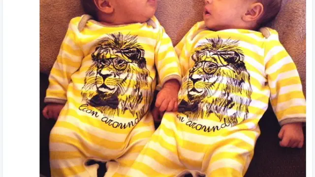 Los gemelos Hill luciendo modelitos de alta costura para bebés.