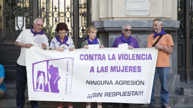 Concentración contra el maltrato en Plaza de España.