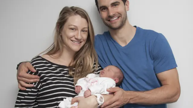 Kevin Lish y su mujer posan con su hija recién nacida
