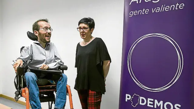 Pablo Echenique y Marta Prades presentaron el documento.