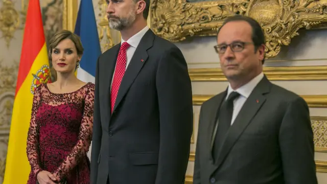 Los reyes de España, Felipe VI y Letizia, junto al presidente francés, François Hollande.