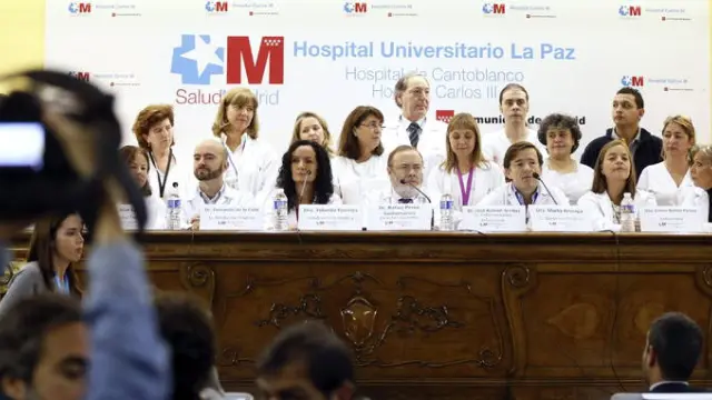 El equipo médico del Hospital Carlos III de Madrid que atendió a Teresa Romero.