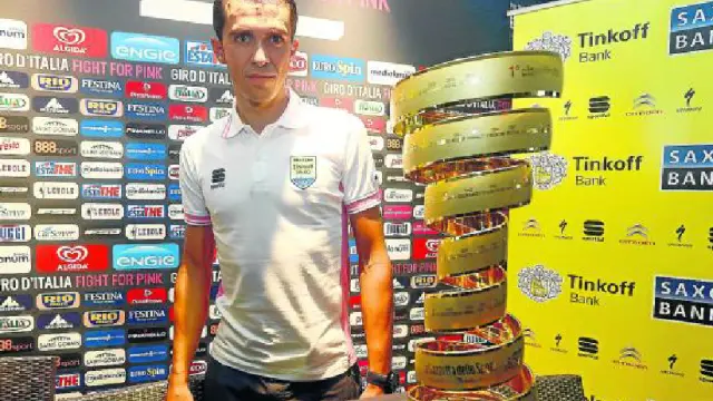 Contador posa con el trofeo del Giro de Italia.