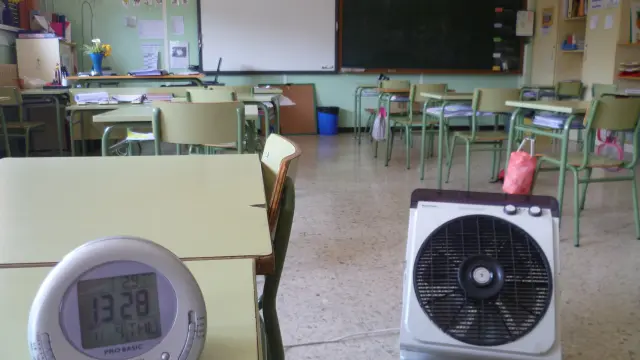 El colegio La Estrella de Zaragoza, con ventilador, rozando los 30 grados, este lunes.