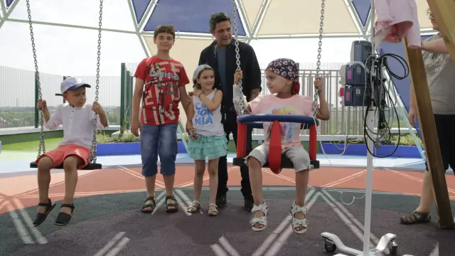Alejandro Sanz con varios niños enfermos en 'juegaterapia' del Hospital 12 de Octubre