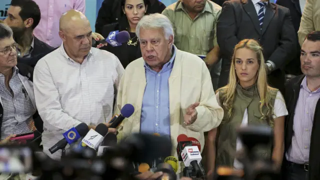 Felipe González durante su visita a Caracas con familiares de los opositores presos