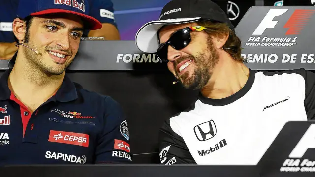 Carlos Sainz y Fernando Alonso, ayer. El asturiano llevaba gafas por una inflamación en el ojo.
