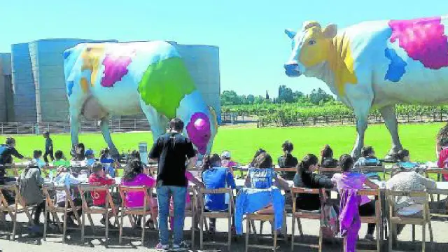 Los niños participaron este fin de semana en el concurso 'Vacas con arte' que organizó el CDAN con las figuras de la empresa Eboca.