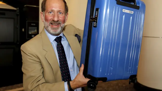 El vicepresidente de la IATA muestra la maleta "ideal".