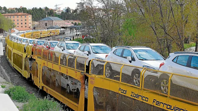 El primer tren con coches de la marca Opel hacia Valencia en la fotografía pasó por Teruel el pasado 21 de abril.