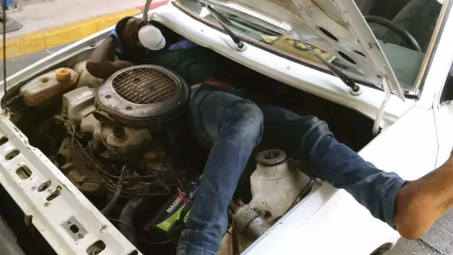 El inmigrante subsahariano escondido en el motor del vehículo.