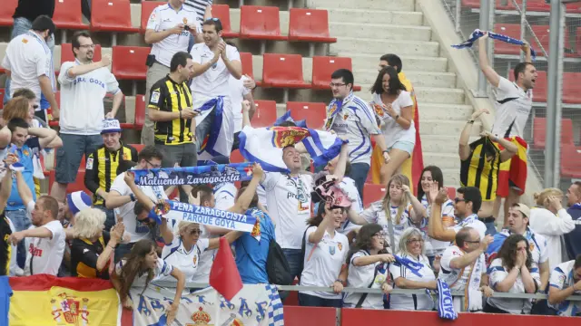 Los aficionados del Real Zaragoza celebran uno de los goles en Montilivi