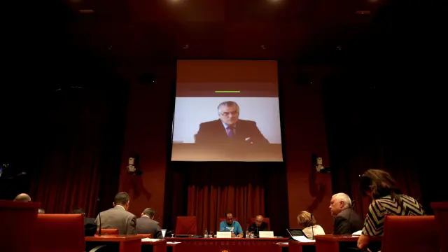 El extesorero y exsenador del Partido Popular, Luis Bárcenas, durante su comparecencia por video conferencia ante la comisión del Parlament .