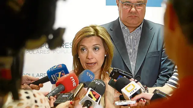Ana Alós compareció ayer con Antonio Torres en la sede del PP.