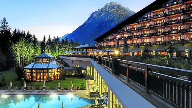 El grupo se ha reunido en un lujoso hotel de los Alpes austriacos, situado en la ladera de una montaña. r