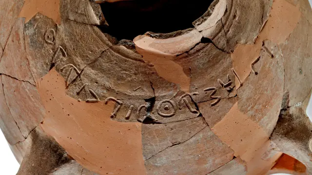 La tinaja reconstruida, con la inscripción de la época del rey David.