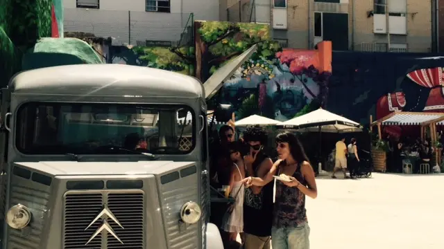 El mercadillo de Las Armas recibió la visita de un 'camión restaurante' este fin de semana
