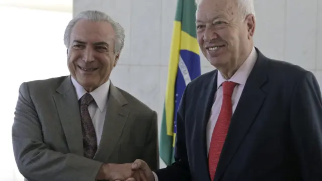 El ministro de Asuntos Exteriores de España, José Manuel García-Margallo, saluda al vicepresidente de Brasil, Michel Temer.