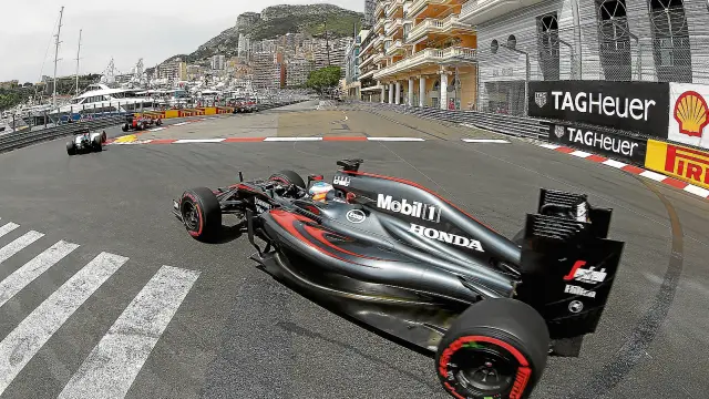 Fernando Alonso, durante la calificación ayer en el circuito de Mónaco.