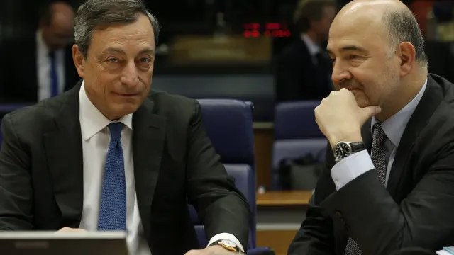 El presidente del Banco Central Europeo (BCE), Mario Draghi (i) y el comisario europeo de Asuntos Económicos y Monetarios, Pierre Moscovici.