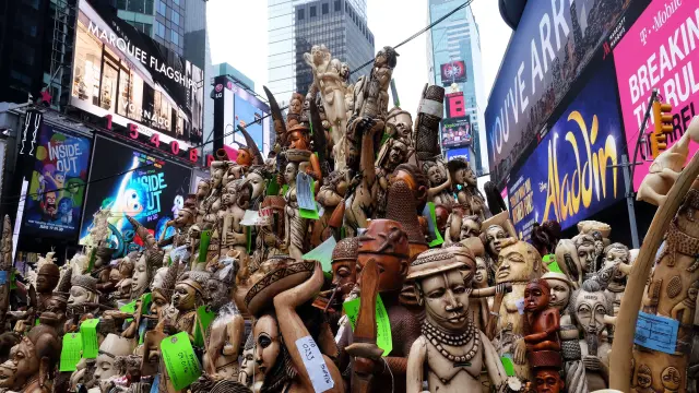 Cientos de figuras de marfil apiladas en Times Square