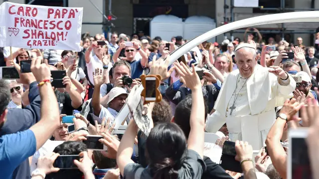 El Papa Francisco durante su recorrido por las calles de Turín.