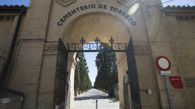 Entrada al cementerio de Torrero de Zaragoza.