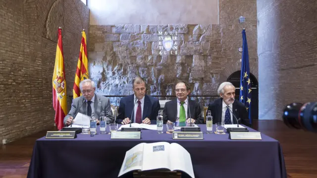 Guillermo Fatás y Esteban Sarasa, junto a los presidentes de la Cámara de Cuentas y de las Cortes