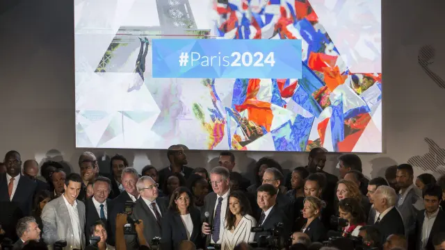 La alcaldesa de París, Anne Hidalgo (centro), asiste al anuncio de la candidatura de París a los Juegos Olímpicos de 2024 .