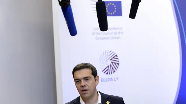Alexis Tsipras habla con los medios en Bruselas.
