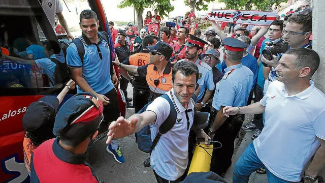 Camacho saluda a los aficionados que esperaron la llegada del Huesca.
