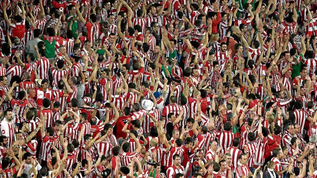 Los aficionados del Athletic en el Camp Nou, de espaldas cuando sonó el himno nacional.
