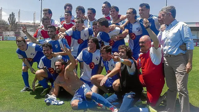 Los jugadores del Ebro celebran el ascenso en el campo del Varea.