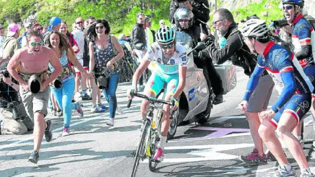 El italiano Fabio Aru, del equipo Astana, compite en la decimonovena etapa del Giro de Italia.