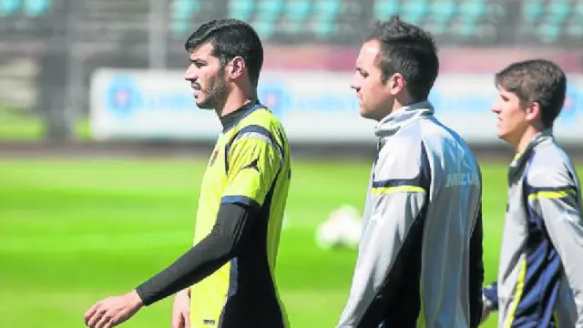Javi Álamo, en un entrenamiento del Real Zaragoza junto a Goni y Tierno.