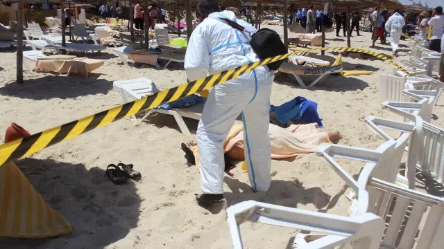 Los equipos forenses trabajan en la playa donde ocurrió el atentado
