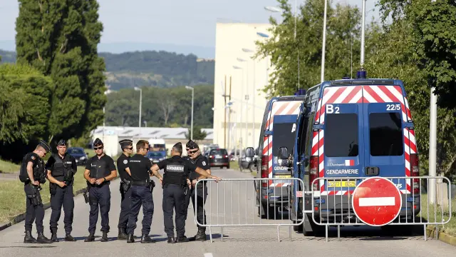 La policía francesa investiga en el lugar del atentado.