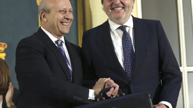 Iñigo Méndez de Vigo (d) recibe de José Ignacio Wert (i), la cartera como nuevo ministro de ministro de Educación, Cultura y Deporte.