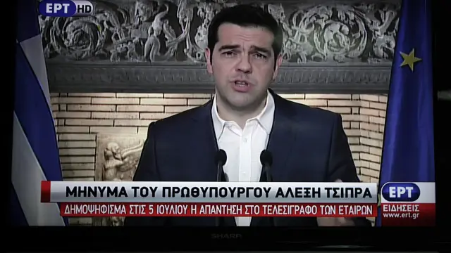 Tsipras en su comparecencia televisiva para anunciar el referéndum