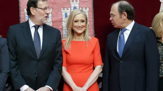Mariano Rajoy y Pío García Escudero flanquean a la nueva presidenta de Madrid, Cristina Cifuentes
