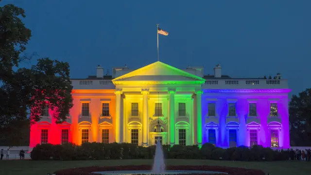 La Casa Blanca iluminada con los colores de arco iris