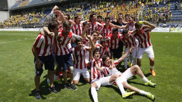 El Bilbao Athletic celebra la victoria y el ascenso
